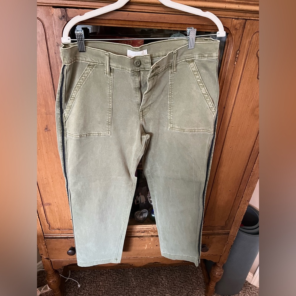 Lucky brand army green straight leg ankle pants.